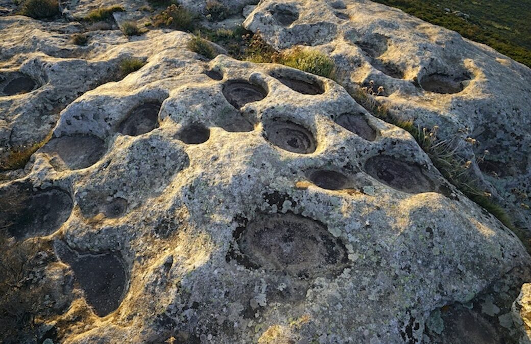 Le coppelle sono incisioni rupestri eseguite dall’uomo su roccia, a forma di coppa o scodella