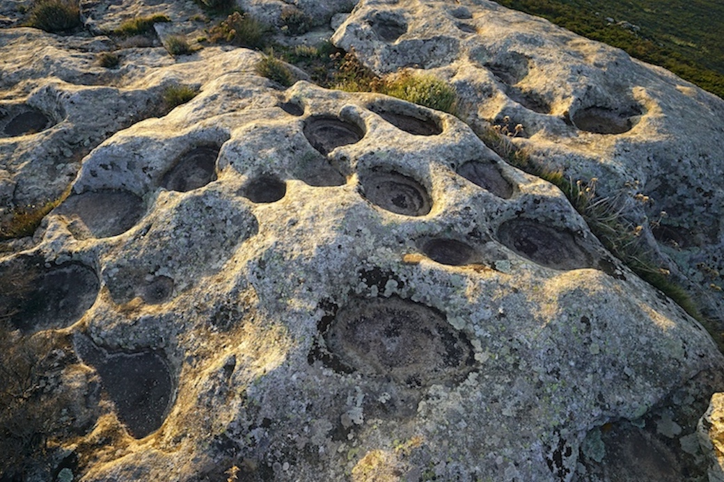 Le coppelle sono incisioni rupestri eseguite dall’uomo su roccia, a forma di coppa o scodella